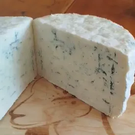 Козий мягкий сыр с голубой плесенью